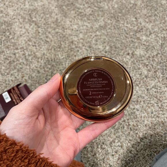 Charlotte Tilbury Flawless Finish Powder - Picture 4 of 6
